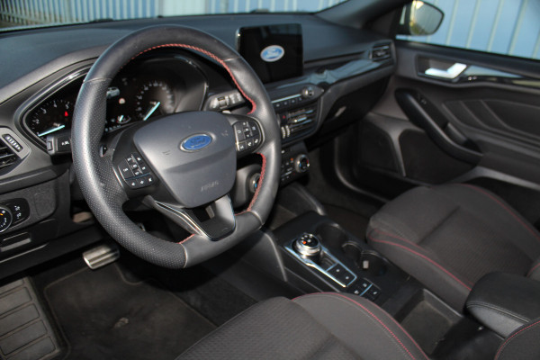 Ford FOCUS Wagon 1.0-125pk EcoBoost ST-Line AUTOMAAT ! Fijne, ruime en erg goed onderhouden wagen ! Autm. airco dual, cruise cntrl, pdc v+a, metallic lak, navigatie, camera, bluetooth tel. voorb., LM wielen, keyless, stoel-, stuur- en voorraamverw., etc.