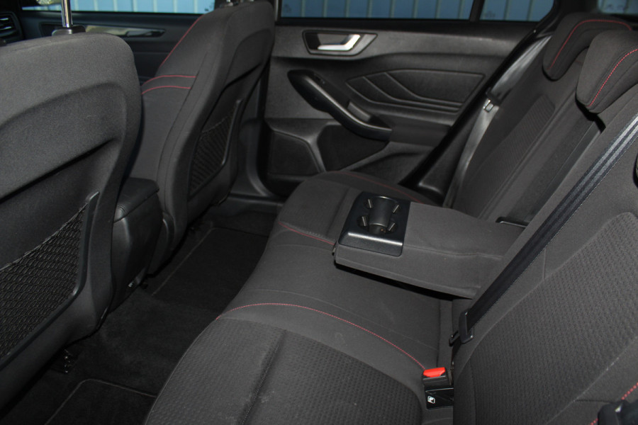 Ford FOCUS Wagon 1.0-125pk EcoBoost ST-Line AUTOMAAT ! Fijne, ruime en erg goed onderhouden wagen ! Autm. airco dual, cruise cntrl, pdc v+a, metallic lak, navigatie, camera, bluetooth tel. voorb., LM wielen, keyless, stoel-, stuur- en voorraamverw., etc.