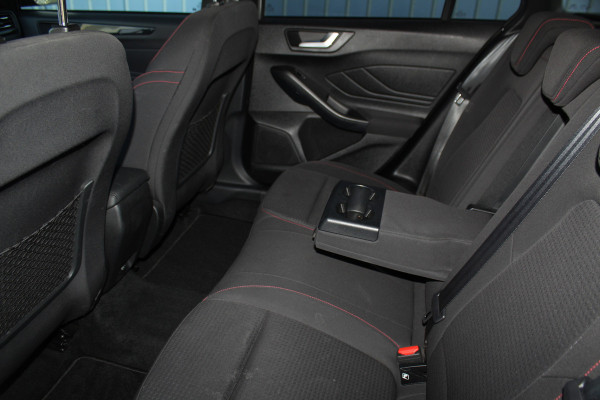Ford FOCUS Wagon 1.0-125pk EcoBoost ST-Line AUTOMAAT ! Fijne, ruime en erg goed onderhouden wagen ! Autm. airco dual, cruise cntrl, pdc v+a, metallic lak, navigatie, camera, bluetooth tel. voorb., LM wielen, keyless, stoel-, stuur- en voorraamverw., etc.