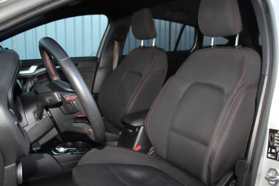 Ford FOCUS Wagon 1.0-125pk EcoBoost ST-Line AUTOMAAT ! Fijne, ruime en erg goed onderhouden wagen ! Autm. airco dual, cruise cntrl, pdc v+a, metallic lak, navigatie, camera, bluetooth tel. voorb., LM wielen, keyless, stoel-, stuur- en voorraamverw., etc.