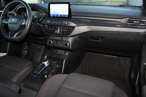 Ford FOCUS Wagon 1.0-125pk EcoBoost ST-Line AUTOMAAT ! Fijne, ruime en erg goed onderhouden wagen ! Autm. airco dual, cruise cntrl, pdc v+a, metallic lak, navigatie, camera, bluetooth tel. voorb., LM wielen, keyless, stoel-, stuur- en voorraamverw., etc.