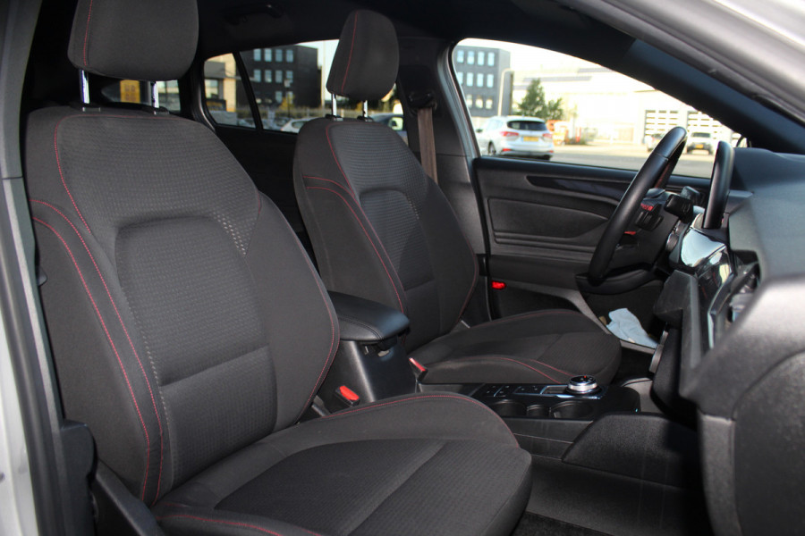 Ford FOCUS Wagon 1.0-125pk EcoBoost ST-Line AUTOMAAT ! Fijne, ruime en erg goed onderhouden wagen ! Autm. airco dual, cruise cntrl, pdc v+a, metallic lak, navigatie, camera, bluetooth tel. voorb., LM wielen, keyless, stoel-, stuur- en voorraamverw., etc.