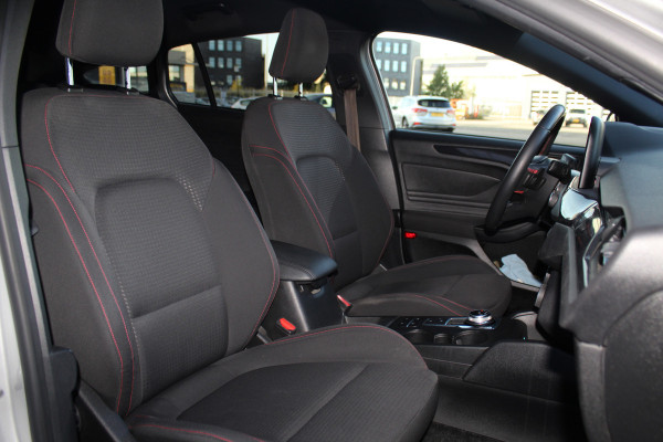 Ford FOCUS Wagon 1.0-125pk EcoBoost ST-Line AUTOMAAT ! Fijne, ruime en erg goed onderhouden wagen ! Autm. airco dual, cruise cntrl, pdc v+a, metallic lak, navigatie, camera, bluetooth tel. voorb., LM wielen, keyless, stoel-, stuur- en voorraamverw., etc.