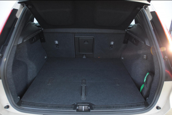 Volvo XC40 B3 177PK Automaat Plus Dark / Trekhaak / Navigatie / Adaptive Cruise / BLIS/ Harman Kardon / Stuur- & Stoelverwarming / Elektrische achterklep / Achteruitrijcamera / Elektrische stoelverst. met geheugen