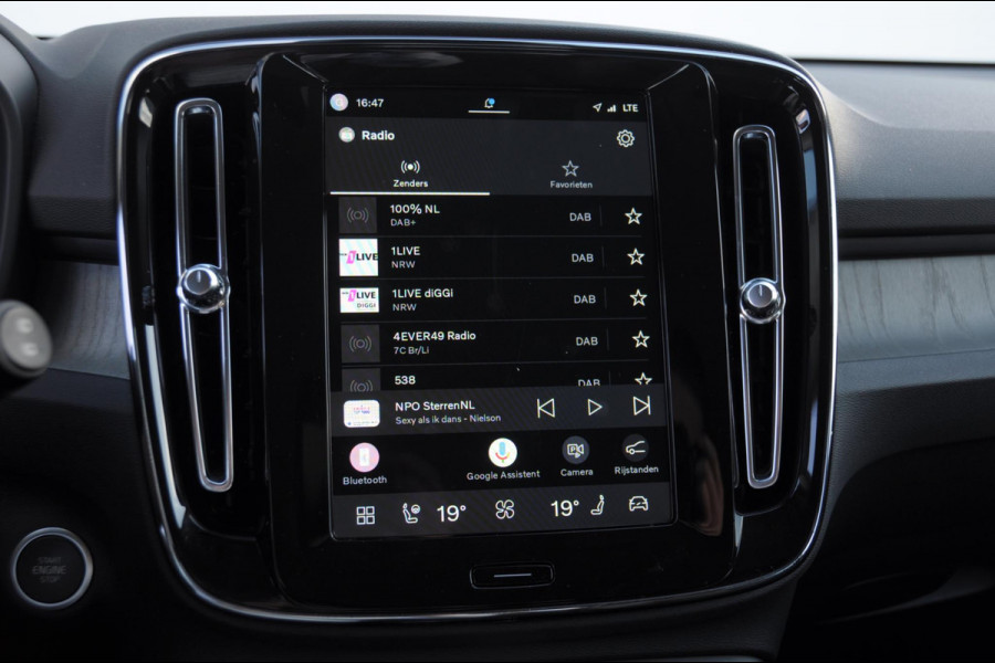Volvo XC40 B3 177PK Automaat Plus Dark / Trekhaak / Navigatie / Adaptive Cruise / BLIS/ Harman Kardon / Stuur- & Stoelverwarming / Elektrische achterklep / Achteruitrijcamera / Elektrische stoelverst. met geheugen