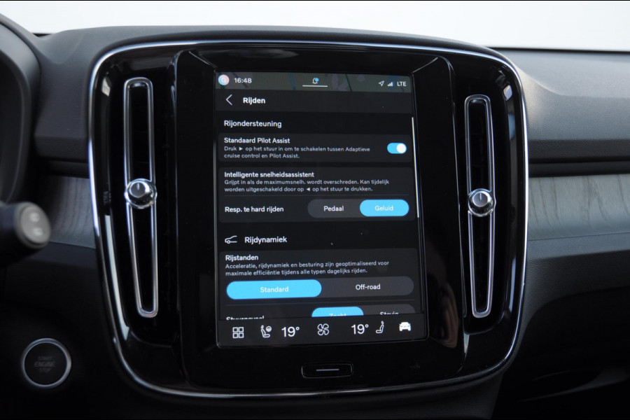 Volvo XC40 B3 177PK Automaat Plus Dark / Trekhaak / Navigatie / Adaptive Cruise / BLIS/ Harman Kardon / Stuur- & Stoelverwarming / Elektrische achterklep / Achteruitrijcamera / Elektrische stoelverst. met geheugen