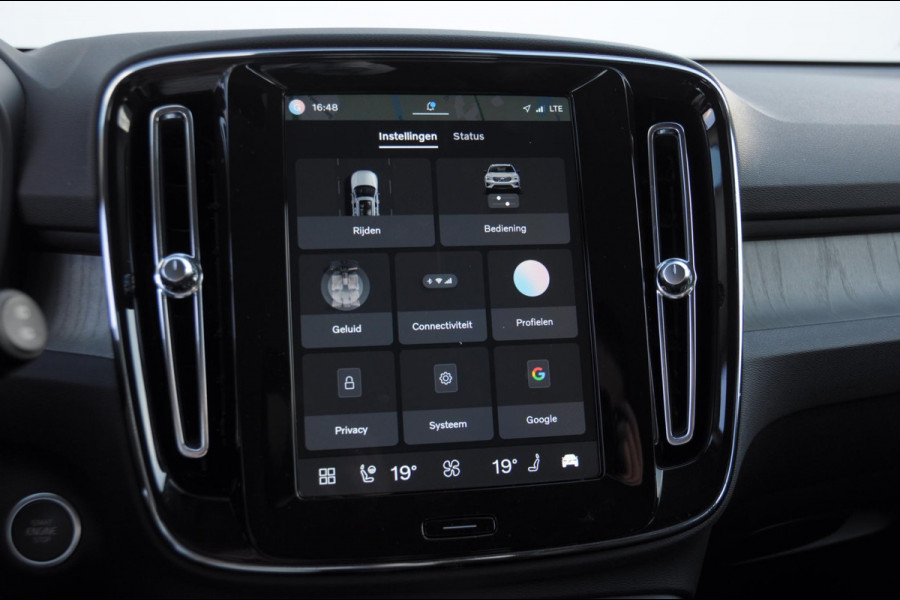 Volvo XC40 B3 177PK Automaat Plus Dark / Trekhaak / Navigatie / Adaptive Cruise / BLIS/ Harman Kardon / Stuur- & Stoelverwarming / Elektrische achterklep / Achteruitrijcamera / Elektrische stoelverst. met geheugen