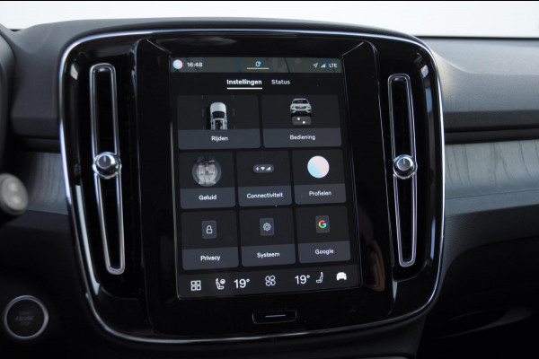 Volvo XC40 B3 177PK Automaat Plus Dark / Trekhaak / Navigatie / Adaptive Cruise / BLIS/ Harman Kardon / Stuur- & Stoelverwarming / Elektrische achterklep / Achteruitrijcamera / Elektrische stoelverst. met geheugen