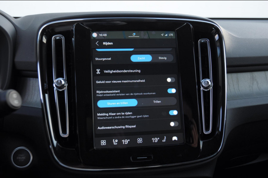 Volvo XC40 B3 177PK Automaat Plus Dark / Trekhaak / Navigatie / Adaptive Cruise / BLIS/ Harman Kardon / Stuur- & Stoelverwarming / Elektrische achterklep / Achteruitrijcamera / Elektrische stoelverst. met geheugen
