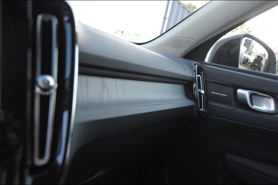 Volvo XC40 B3 177PK Automaat Plus Dark / Trekhaak / Navigatie / Adaptive Cruise / BLIS/ Harman Kardon / Stuur- & Stoelverwarming / Elektrische achterklep / Achteruitrijcamera / Elektrische stoelverst. met geheugen