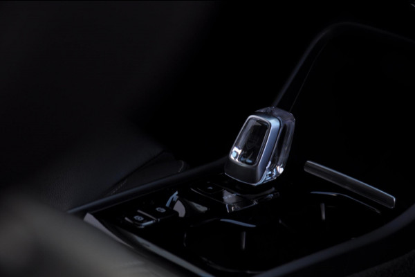 Volvo XC40 B3 177PK Automaat Plus Dark / Trekhaak / Navigatie / Adaptive Cruise / BLIS/ Harman Kardon / Stuur- & Stoelverwarming / Elektrische achterklep / Achteruitrijcamera / Elektrische stoelverst. met geheugen