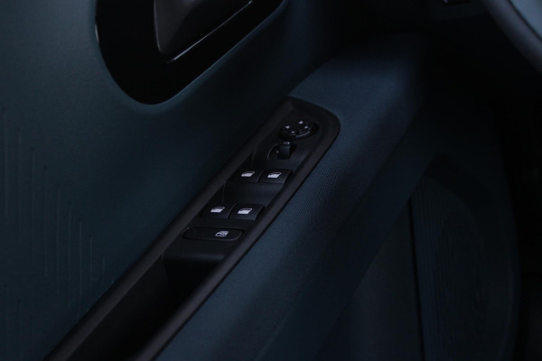 Fiat Grande Panda 1.2 Hybrid ICON PACK STYLE | BESCHERMPLATEN VOOR EN ACHTER IN "SILVER METAL DIAMOND DESIGN" | DAKRAILS IN HET ZWART EN ZILVERGRIJS UITGEVOERD | ZWARTE ACCENTEN RONDOM RAAMOMLIJSTING | MIDDENARMSTEUN | DRAADLOOS APPLE CARPLAY/ANDROID AUTO | PARKEERNSENSOREN VOOR & ACHTER | PACK STYLE: (16" LICHTMETALEN VELGEN HOOGGLANS ZWART, DAKRAILS ZWART, EXTRA GETINTE ACHTERRUITEN, IN HOOGTE VERSTELBARE PASSAGIERSSTOEL, MIDDENARMSTEUN, STYLE VOOR EN ACHTERBUMPER, STYLE DASHBOARD) | AQUA AZURE |