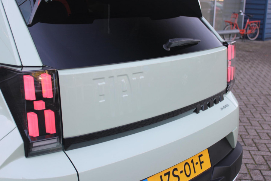 Fiat Grande Panda 1.2 Hybrid ICON PACK STYLE | BESCHERMPLATEN VOOR EN ACHTER IN "SILVER METAL DIAMOND DESIGN" | DAKRAILS IN HET ZWART EN ZILVERGRIJS UITGEVOERD | ZWARTE ACCENTEN RONDOM RAAMOMLIJSTING | MIDDENARMSTEUN | DRAADLOOS APPLE CARPLAY/ANDROID AUTO | PARKEERNSENSOREN VOOR & ACHTER | PACK STYLE: (16" LICHTMETALEN VELGEN HOOGGLANS ZWART, DAKRAILS ZWART, EXTRA GETINTE ACHTERRUITEN, IN HOOGTE VERSTELBARE PASSAGIERSSTOEL, MIDDENARMSTEUN, STYLE VOOR EN ACHTERBUMPER, STYLE DASHBOARD) | AQUA AZURE |