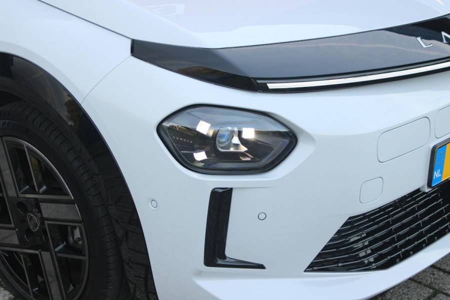 Lancia Ypsilon LX 156PK 54 kWh | EXCLUSIVE PACK: (FLUWELEN "RUGGINE" STOELBEKLEDING, ELEKTRISCH VERSTELBARE & VERWARMBARE VOORSTOELEN, KEYLESS ENTRY) | NAVIGATIE | RIJSTROOKASSISTENT L2 | BIANCO QUARZO MET ZWART DAK | 17" LICHTMETALEN VELGEN "MONDRIAN" | PARKEERSENSOREN VOOR & ACHTER MET CAMERA VOOR EN ACHTERZIJDE | WARMTEPOMP | DRAADLOOS APPLE CARPLAY/ANDROID AUTO | NAVIGATIE | ADAPTIVE CRUISE CONTROL | DODEHOEK DETECTIE | KEYLESS START | DRAADLOZE TELEFOONLADER | AUTOMATISCHE REGENSENSOR | AUTOMATISCH GROOTLICHT | AMBIENT LIGHTNING SFEERVERLICHTING | S.A.L.A. HUB |