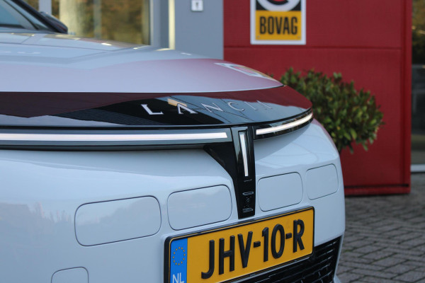 Lancia Ypsilon LX 156PK 54 kWh | EXCLUSIVE PACK: (FLUWELEN "RUGGINE" STOELBEKLEDING, ELEKTRISCH VERSTELBARE & VERWARMBARE VOORSTOELEN, KEYLESS ENTRY) | NAVIGATIE | RIJSTROOKASSISTENT L2 | BIANCO QUARZO MET ZWART DAK | 17" LICHTMETALEN VELGEN "MONDRIAN" | PARKEERSENSOREN VOOR & ACHTER MET CAMERA VOOR EN ACHTERZIJDE | WARMTEPOMP | DRAADLOOS APPLE CARPLAY/ANDROID AUTO | NAVIGATIE | ADAPTIVE CRUISE CONTROL | DODEHOEK DETECTIE | KEYLESS START | DRAADLOZE TELEFOONLADER | AUTOMATISCHE REGENSENSOR | AUTOMATISCH GROOTLICHT | AMBIENT LIGHTNING SFEERVERLICHTING | S.A.L.A. HUB |