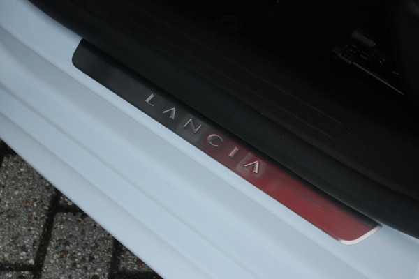 Lancia Ypsilon LX 156PK 54 kWh | EXCLUSIVE PACK: (FLUWELEN "RUGGINE" STOELBEKLEDING, ELEKTRISCH VERSTELBARE & VERWARMBARE VOORSTOELEN, KEYLESS ENTRY) | NAVIGATIE | RIJSTROOKASSISTENT L2 | BIANCO QUARZO MET ZWART DAK | 17" LICHTMETALEN VELGEN "MONDRIAN" | PARKEERSENSOREN VOOR & ACHTER MET CAMERA VOOR EN ACHTERZIJDE | WARMTEPOMP | DRAADLOOS APPLE CARPLAY/ANDROID AUTO | NAVIGATIE | ADAPTIVE CRUISE CONTROL | DODEHOEK DETECTIE | KEYLESS START | DRAADLOZE TELEFOONLADER | AUTOMATISCHE REGENSENSOR | AUTOMATISCH GROOTLICHT | AMBIENT LIGHTNING SFEERVERLICHTING | S.A.L.A. HUB |