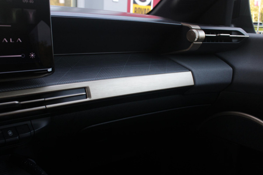 Lancia Ypsilon LX 156PK 54 kWh | EXCLUSIVE PACK: (FLUWELEN "RUGGINE" STOELBEKLEDING, ELEKTRISCH VERSTELBARE & VERWARMBARE VOORSTOELEN, KEYLESS ENTRY) | NAVIGATIE | RIJSTROOKASSISTENT L2 | BIANCO QUARZO MET ZWART DAK | 17" LICHTMETALEN VELGEN "MONDRIAN" | PARKEERSENSOREN VOOR & ACHTER MET CAMERA VOOR EN ACHTERZIJDE | WARMTEPOMP | DRAADLOOS APPLE CARPLAY/ANDROID AUTO | NAVIGATIE | ADAPTIVE CRUISE CONTROL | DODEHOEK DETECTIE | KEYLESS START | DRAADLOZE TELEFOONLADER | AUTOMATISCHE REGENSENSOR | AUTOMATISCH GROOTLICHT | AMBIENT LIGHTNING SFEERVERLICHTING | S.A.L.A. HUB |