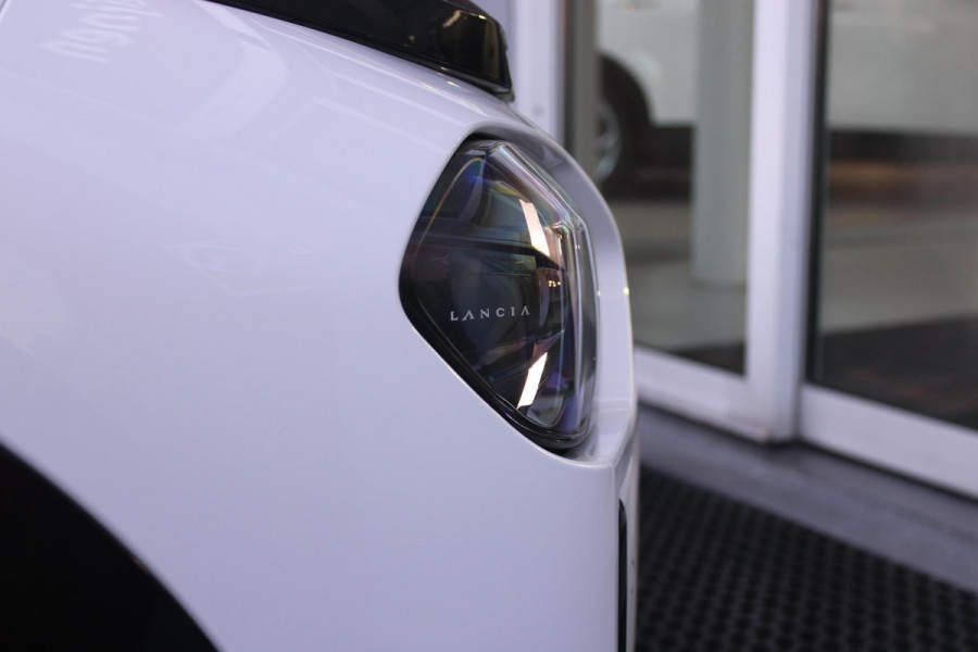 Lancia Ypsilon LX 156PK 54 kWh | EXCLUSIVE PACK: (FLUWELEN "RUGGINE" STOELBEKLEDING, ELEKTRISCH VERSTELBARE & VERWARMBARE VOORSTOELEN, KEYLESS ENTRY) | NAVIGATIE | RIJSTROOKASSISTENT L2 | BIANCO QUARZO MET ZWART DAK | 17" LICHTMETALEN VELGEN "MONDRIAN" | PARKEERSENSOREN VOOR & ACHTER MET CAMERA VOOR EN ACHTERZIJDE | WARMTEPOMP | DRAADLOOS APPLE CARPLAY/ANDROID AUTO | NAVIGATIE | ADAPTIVE CRUISE CONTROL | DODEHOEK DETECTIE | KEYLESS START | DRAADLOZE TELEFOONLADER | AUTOMATISCHE REGENSENSOR | AUTOMATISCH GROOTLICHT | AMBIENT LIGHTNING SFEERVERLICHTING | S.A.L.A. HUB |