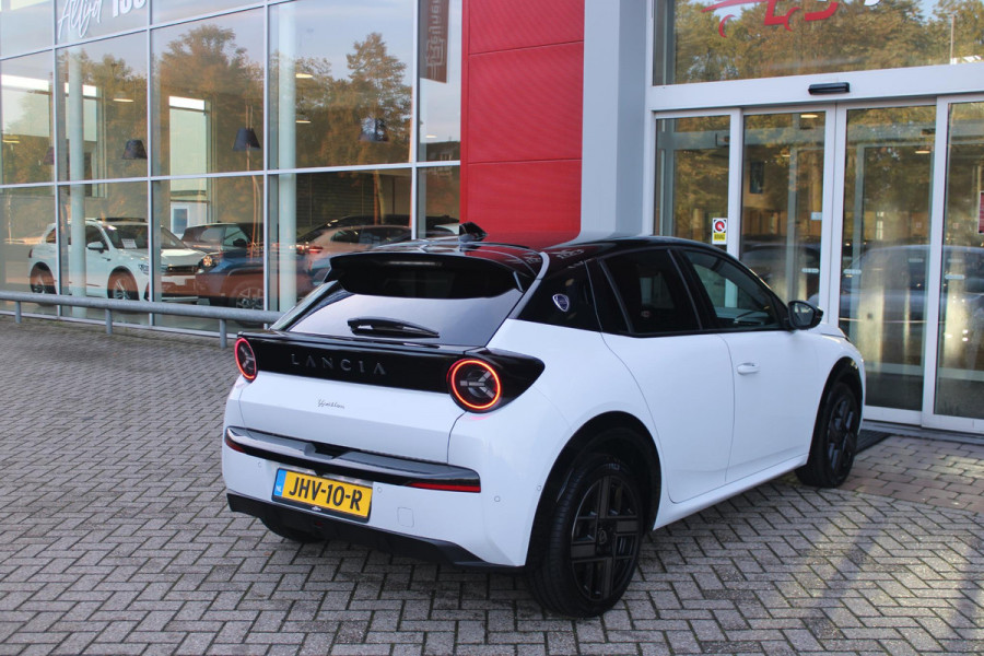 Lancia Ypsilon LX 156PK 54 kWh | EXCLUSIVE PACK: (FLUWELEN "RUGGINE" STOELBEKLEDING, ELEKTRISCH VERSTELBARE & VERWARMBARE VOORSTOELEN, KEYLESS ENTRY) | NAVIGATIE | RIJSTROOKASSISTENT L2 | BIANCO QUARZO MET ZWART DAK | 17" LICHTMETALEN VELGEN "MONDRIAN" | PARKEERSENSOREN VOOR & ACHTER MET CAMERA VOOR EN ACHTERZIJDE | WARMTEPOMP | DRAADLOOS APPLE CARPLAY/ANDROID AUTO | NAVIGATIE | ADAPTIVE CRUISE CONTROL | DODEHOEK DETECTIE | KEYLESS START | DRAADLOZE TELEFOONLADER | AUTOMATISCHE REGENSENSOR | AUTOMATISCH GROOTLICHT | AMBIENT LIGHTNING SFEERVERLICHTING | S.A.L.A. HUB |