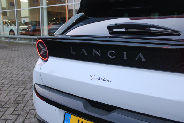 Lancia Ypsilon LX 156PK 54 kWh | EXCLUSIVE PACK: (FLUWELEN "RUGGINE" STOELBEKLEDING, ELEKTRISCH VERSTELBARE & VERWARMBARE VOORSTOELEN, KEYLESS ENTRY) | NAVIGATIE | RIJSTROOKASSISTENT L2 | BIANCO QUARZO MET ZWART DAK | 17" LICHTMETALEN VELGEN "MONDRIAN" | PARKEERSENSOREN VOOR & ACHTER MET CAMERA VOOR EN ACHTERZIJDE | WARMTEPOMP | DRAADLOOS APPLE CARPLAY/ANDROID AUTO | NAVIGATIE | ADAPTIVE CRUISE CONTROL | DODEHOEK DETECTIE | KEYLESS START | DRAADLOZE TELEFOONLADER | AUTOMATISCHE REGENSENSOR | AUTOMATISCH GROOTLICHT | AMBIENT LIGHTNING SFEERVERLICHTING | S.A.L.A. HUB |