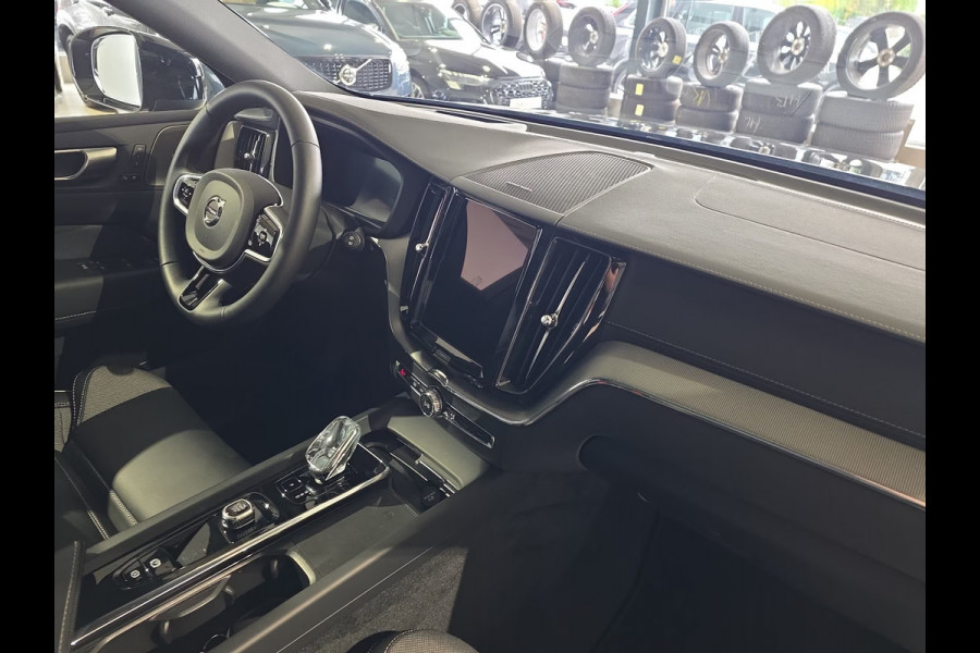 Volvo XC60 2.0 T8 Plug-in hybrid AWD BLACK EDITION (335kW/455PK) ** PANO, TREKH, ACC, HuD, 21-inch LMV ** 31k onder NP - UNFALLFREI ** ** INFORMEER OOK NAAR ONZE AANTREKKELIJKE FINANCIAL-LEASE TARIEVEN **