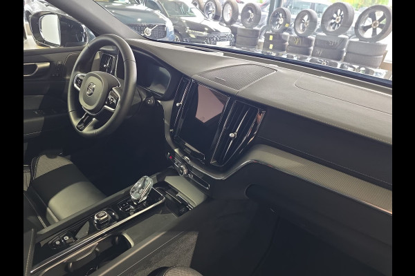 Volvo XC60 2.0 T8 Plug-in hybrid AWD BLACK EDITION (335kW/455PK) ** PANO, TREKH, ACC, HuD, 21-inch LMV ** 31k onder NP - UNFALLFREI ** ** INFORMEER OOK NAAR ONZE AANTREKKELIJKE FINANCIAL-LEASE TARIEVEN **