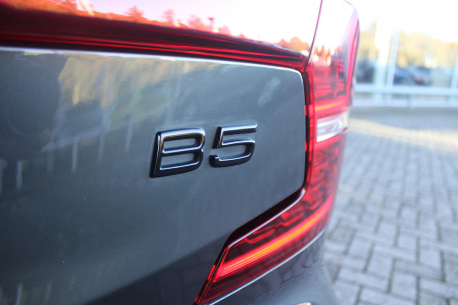 Volvo S60 2.0 B5 250PK AUTOMAAT R-DESIGN 20'' | PANORAMISCH SCHUIF/KANTELDAK | PREMIUM AUDIO BY HARMAN KARDON | 20" 5-TRIPPLE SPAAKS BLACK/DIAMAND CUT LICHTMETALEN VELGEN | BLINDSPOT INFOMATION SYSTEM (BLIS) | VERWARMDE VOORRUIT |VERWARMDE AQUABLADE RUITENWISSERBLADEN | PILOT ASSIST | APPLE CARPLAY / ANDROID AUTO | DODEHOEKDETECTIE |  ADAPTIEVE CRUISECONTROL | R-DESIGN BEKLEDING MET NAPPA LEDER I.C.M. OPEN GRID TEXTIEL | ELEKTRISCH VERSTELBARE CONTOUR STOELEN (SPORTSTOELEN) MET GEHEUGEN OP BEIDE VOORSTOELEN (POWERSEATS) |VERWARMDE VOORSTOELEN EN ACHTERBANK | VERWARMD STUURWIEL |