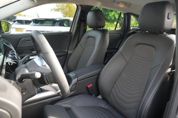 Mercedes-Benz GLA 180 Business Solution Luxury Stuurverwarming Multibeam LED Adapt. Cruise Trekhaak 18''LM