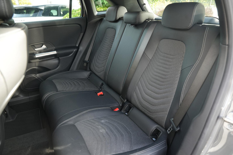 Mercedes-Benz GLA 180 Business Solution Luxury Stuurverwarming Multibeam LED Adapt. Cruise Trekhaak 18''LM
