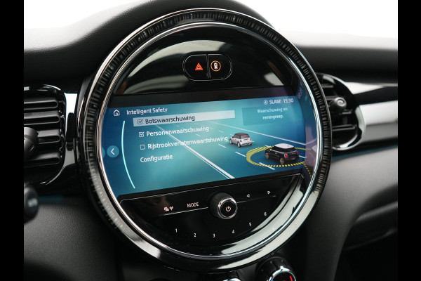 MINI Electric Cooper SE 33 kWh 184pk Dealer O.H. | Panodak | Head Up | Warmtepomp | Camera | Harman / Kardon | Lederen Sportstoelen Verwarmd | Sfeerverlichting | Keyless | Apple Carplay | Navigatie | DAB |