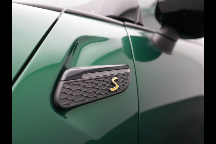 MINI Electric Cooper SE 33 kWh 184pk Dealer O.H. | Panodak | Head Up | Warmtepomp | Camera | Harman / Kardon | Lederen Sportstoelen Verwarmd | Sfeerverlichting | Keyless | Apple Carplay | Navigatie | DAB |
