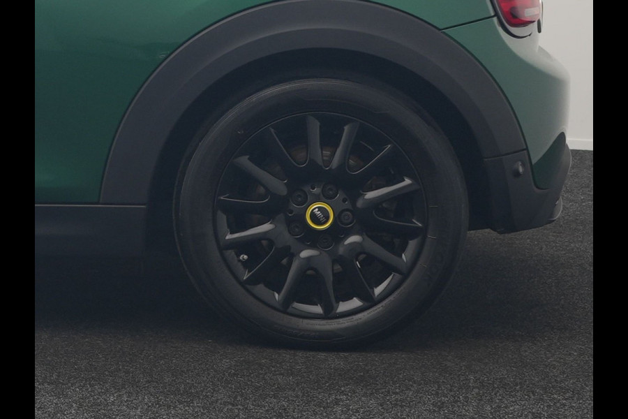 MINI Electric Cooper SE 33 kWh 184pk Dealer O.H. | Panodak | Head Up | Warmtepomp | Camera | Harman / Kardon | Lederen Sportstoelen Verwarmd | Sfeerverlichting | Keyless | Apple Carplay | Navigatie | DAB |