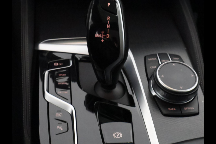 BMW 5 Serie Touring 530e Business Edition Plus M-Pakket | Stoelverwarming | Harman Kardon | Schuif-/Kanteldak | 1e eigenaar |