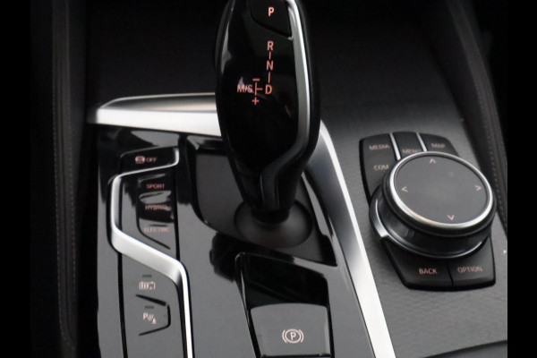 BMW 5 Serie Touring 530e Business Edition Plus M-Pakket | Stoelverwarming | Harman Kardon | Schuif-/Kanteldak | 1e eigenaar |