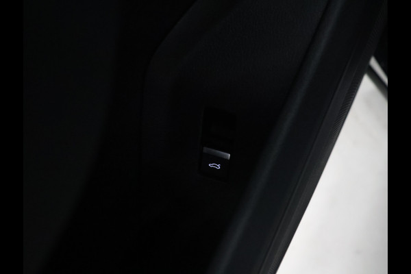 Audi e-tron 55 quattro Business edition Plus 95 kWh [SCHUIFKANTELDAK, APPLE CARPLAY, ANDROID,  ADAPTIVE CRUISE CONTROL, STOELVERWARMING, MEMORY SEATS, DIGITAL DASH, PDC V+A, LEDER, ELEKTRISCHE ACHTERKLEP, NAVIGATIE, CLIMATE CONTROL, NIEUWSTAAT