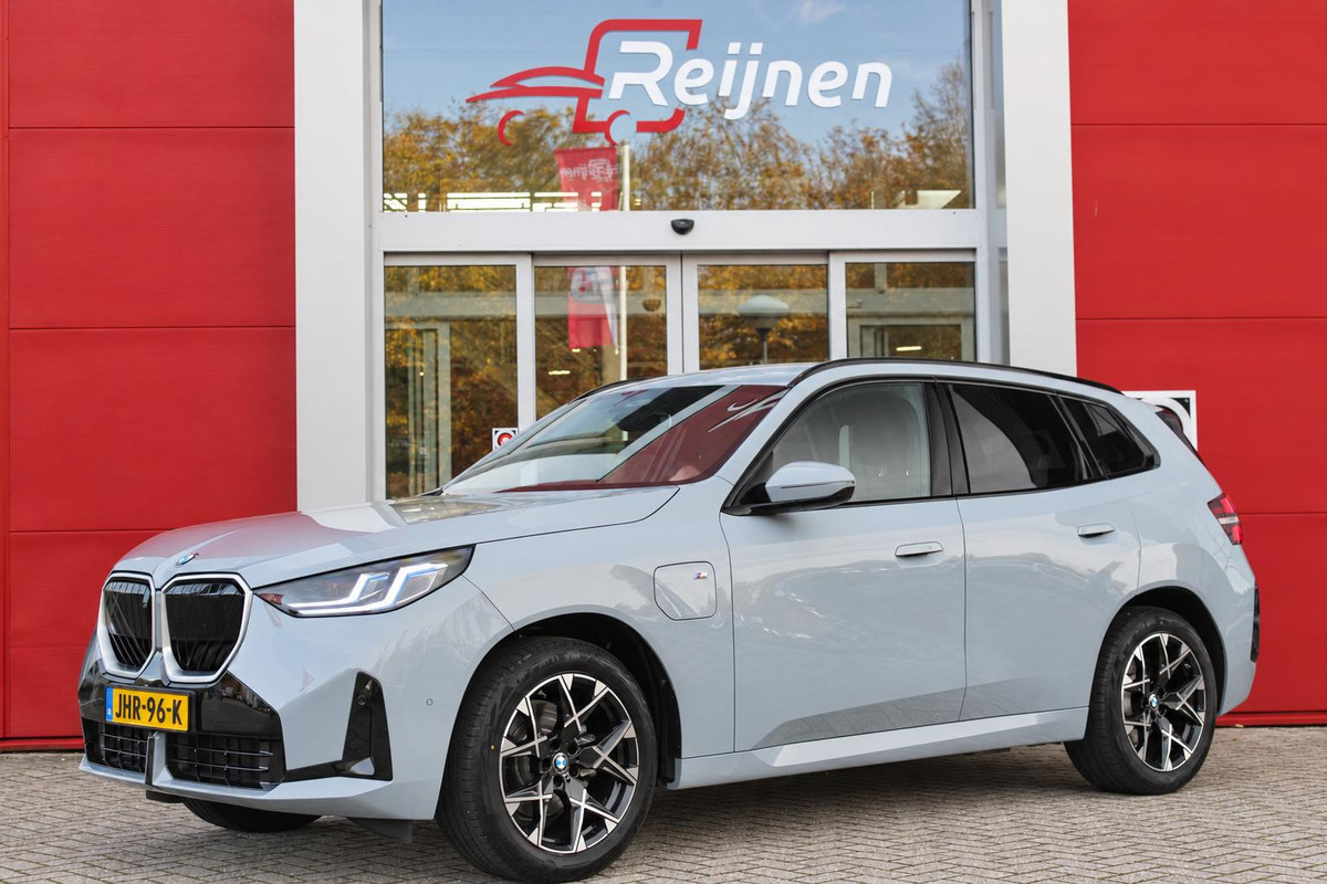 BMW X3 30e xDRIVE M-SPORT 299PK | M-SPORTPAKKET 337 MET O.A. M AERODYNAMICA PAKKET - SHADOWLINE RAAMOMLIJSTING - M-SPORT ONDERSTEL - M-INTERIEUR PAKKET - VEGANZA LEDEREN BEKLEDING - M-SPORT INTERIEURLIJSTEN - M-SPORTSTUUR - M ZWARTE HEMELBEKLEDING | PREMIUM PACK MET O.A. LENDESTEUN ELEKTRISCH VERSTELBAAR OP DE VOORSTOELEN - HARMAN KARDON PREMIUM ADIO - TRAVEL EN COMFORT SYSTEM - ADAPTIEVE FULL LED KOPLAMPEN | PROFESSIONAL PACK MET O.A. PARKING ASSISTANT PLUS - DRIVING ASSISTANT PLUS - INTERIEUR CAMERA - BMW LIVE COCKPIT PROFESSIONAL | ELEKTRISCHE VERSTELBARE SPORTSTOELEM MET