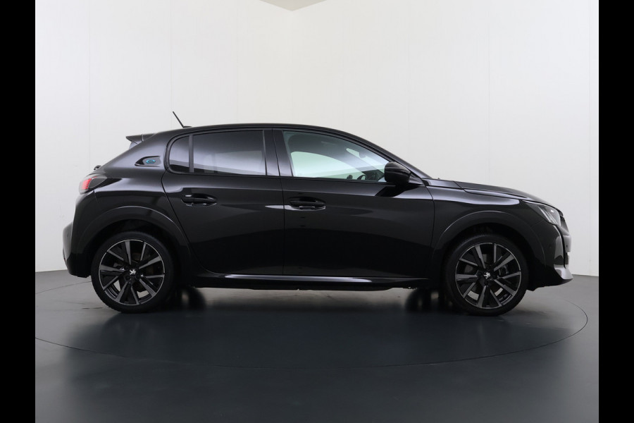 Peugeot e-208 EV GT 350 Panoramadak 360°Camera Navi Ecc Apple Carplay Android Auto Cruise Control Led Pdc Privacy Glas Isofix DAB Bluetooth Lmv 17" Regen-Lichtsensor 1e Eigenaar Origineel Nederlandse Auto