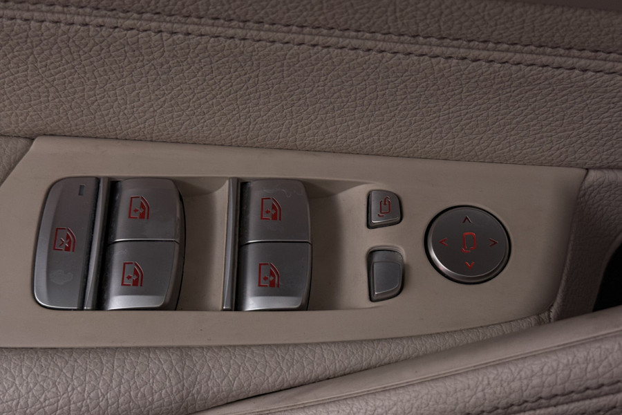 BMW 5 Serie 520i High Executive Edition (STOELVERWARMING, H/K AUDIO, ELEKTR STOELEN, SFEERVERLICHTING)
