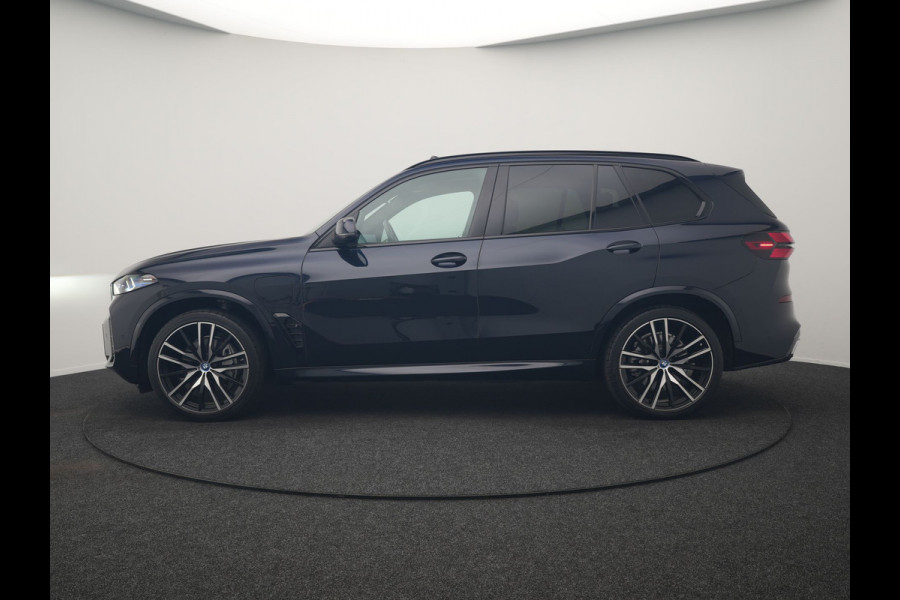 BMW X5 xDrive50e High Executive PHEV 490pk Dealer O.H. | Panodak Sky Lounge | M Sport | Luchtvering | Head Up | 360 Camera | Harman / Kardon | Nappa Lederen Comfortstoelen Memory & Verwarmd | Carbon Schwarz | Apple Carplay | Keyless | Blis | 22"L Plug In Hybrid |