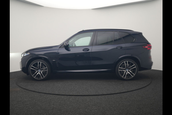 BMW X5 xDrive50e High Executive PHEV 490pk Dealer O.H. | Panodak Sky Lounge | M Sport | Luchtvering | Head Up | 360 Camera | Harman / Kardon | Nappa Lederen Comfortstoelen Memory & Verwarmd | Carbon Schwarz | Apple Carplay | Keyless | Blis | 22"L Plug In Hybrid |