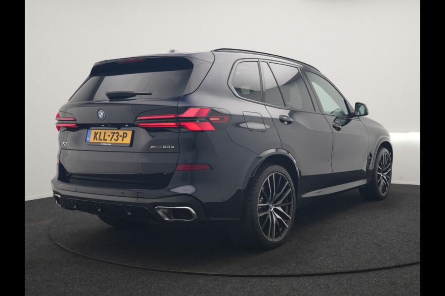 BMW X5 xDrive50e High Executive PHEV 490pk Dealer O.H. | Panodak Sky Lounge | M Sport | Luchtvering | Head Up | 360 Camera | Harman / Kardon | Nappa Lederen Comfortstoelen Memory & Verwarmd | Carbon Schwarz | Apple Carplay | Keyless | Blis | 22"L Plug In Hybrid |