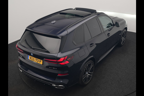 BMW X5 xDrive50e High Executive PHEV 490pk Dealer O.H. | Panodak Sky Lounge | M Sport | Luchtvering | Head Up | 360 Camera | Harman / Kardon | Nappa Lederen Comfortstoelen Memory & Verwarmd | Carbon Schwarz | Apple Carplay | Keyless | Blis | 22"L Plug In Hybrid |