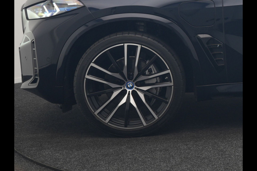 BMW X5 xDrive50e High Executive PHEV 490pk Dealer O.H. | Panodak Sky Lounge | M Sport | Luchtvering | Head Up | 360 Camera | Harman / Kardon | Nappa Lederen Comfortstoelen Memory & Verwarmd | Carbon Schwarz | Apple Carplay | Keyless | Blis | 22"L Plug In Hybrid |