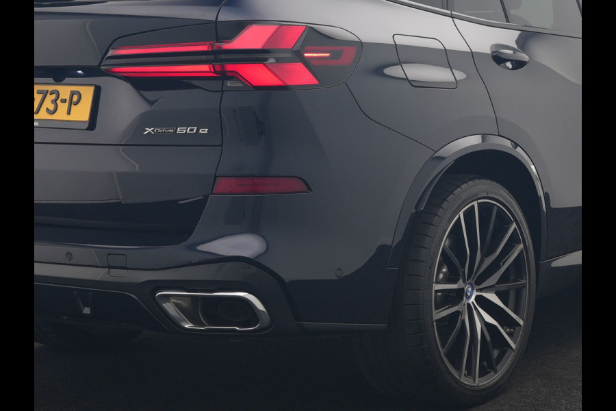 BMW X5 xDrive50e High Executive PHEV 490pk Dealer O.H. | Panodak Sky Lounge | M Sport | Luchtvering | Head Up | 360 Camera | Harman / Kardon | Nappa Lederen Comfortstoelen Memory & Verwarmd | Carbon Schwarz | Apple Carplay | Keyless | Blis | 22"L Plug In Hybrid |