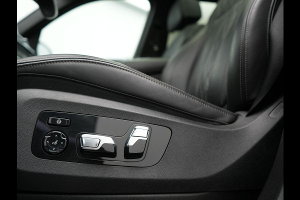 BMW X5 xDrive50e High Executive PHEV 490pk Dealer O.H. | Panodak Sky Lounge | M Sport | Luchtvering | Head Up | 360 Camera | Harman / Kardon | Nappa Lederen Comfortstoelen Memory & Verwarmd | Carbon Schwarz | Apple Carplay | Keyless | Blis | 22"L Plug In Hybrid |