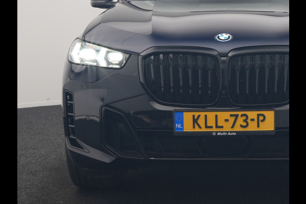 BMW X5 xDrive50e High Executive PHEV 490pk Dealer O.H. | Panodak Sky Lounge | M Sport | Luchtvering | Head Up | 360 Camera | Harman / Kardon | Nappa Lederen Comfortstoelen Memory & Verwarmd | Carbon Schwarz | Apple Carplay | Keyless | Blis | 22"L Plug In Hybrid |
