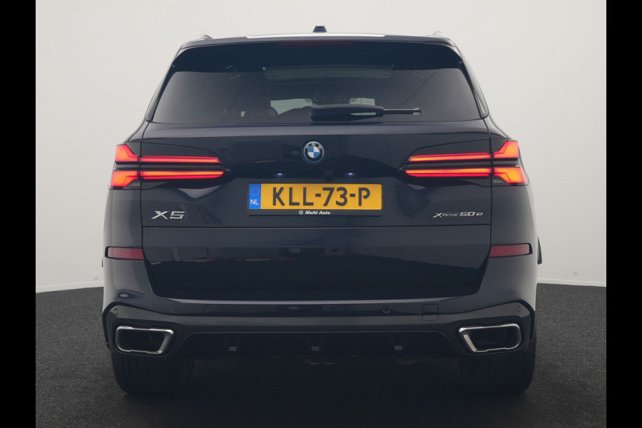 BMW X5 xDrive50e High Executive PHEV 490pk Dealer O.H. | Panodak Sky Lounge | M Sport | Luchtvering | Head Up | 360 Camera | Harman / Kardon | Nappa Lederen Comfortstoelen Memory & Verwarmd | Carbon Schwarz | Apple Carplay | Keyless | Blis | 22"L Plug In Hybrid |