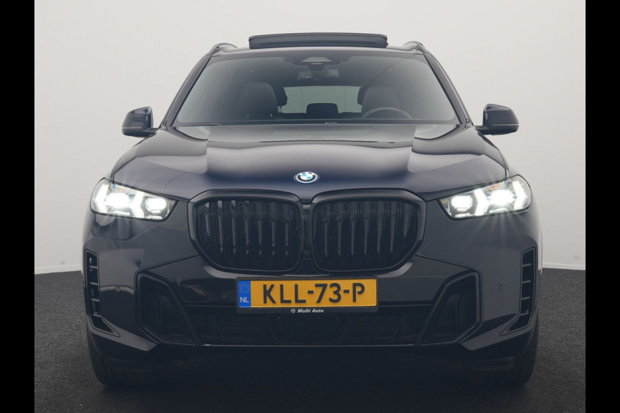 BMW X5 xDrive50e High Executive PHEV 490pk Dealer O.H. | Panodak Sky Lounge | M Sport | Luchtvering | Head Up | 360 Camera | Harman / Kardon | Nappa Lederen Comfortstoelen Memory & Verwarmd | Carbon Schwarz | Apple Carplay | Keyless | Blis | 22"L Plug In Hybrid |