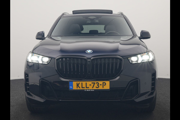 BMW X5 xDrive50e High Executive PHEV 490pk Dealer O.H. | Panodak Sky Lounge | M Sport | Luchtvering | Head Up | 360 Camera | Harman / Kardon | Nappa Lederen Comfortstoelen Memory & Verwarmd | Carbon Schwarz | Apple Carplay | Keyless | Blis | 22"L Plug In Hybrid |