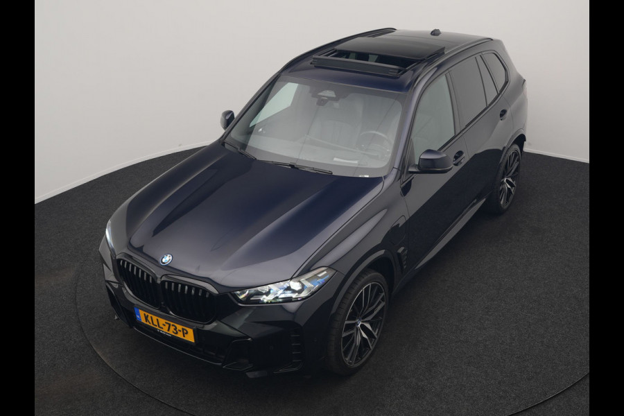 BMW X5 xDrive50e High Executive PHEV 490pk Dealer O.H. | Panodak Sky Lounge | M Sport | Luchtvering | Head Up | 360 Camera | Harman / Kardon | Nappa Lederen Comfortstoelen Memory & Verwarmd | Carbon Schwarz | Apple Carplay | Keyless | Blis | 22"L Plug In Hybrid |